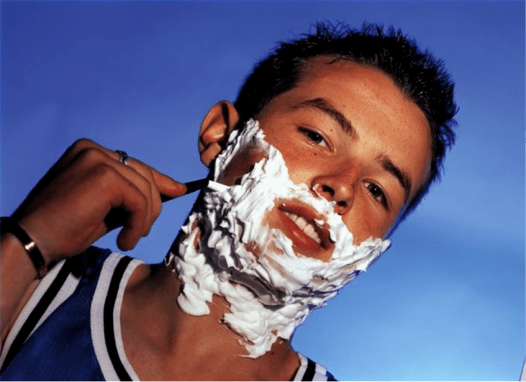 Un adolescent se rase et pense à agrandir son pénis