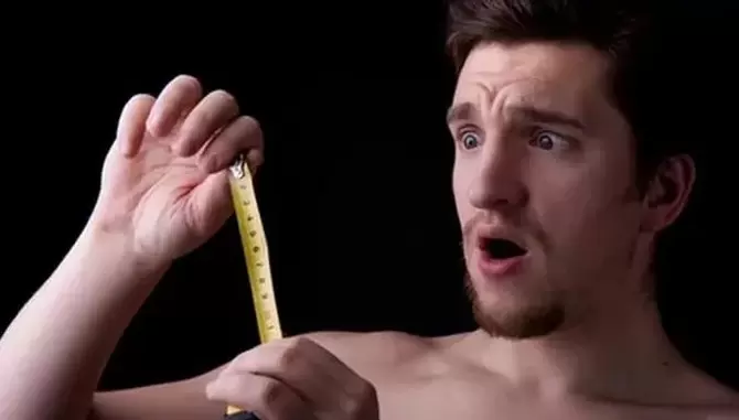 L'homme a mesuré son pénis avant de l'agrandir.
