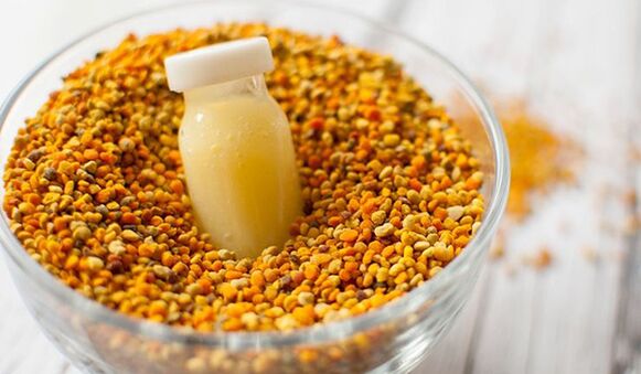Un homme restera en forme en consommant de la gelée royale et du pain d'abeille